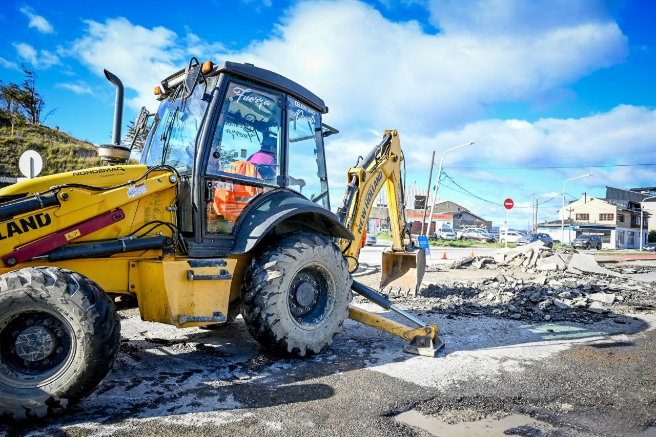 Ushuaia: Reparación de la trama vial en la Av. Perito Moreno