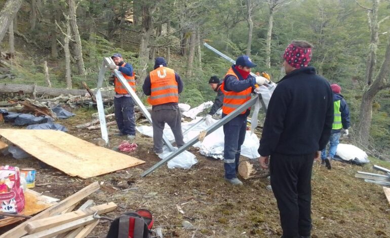 La Municipalidad de Ushuaia desarmó más de 10 construcciones irregulares en el acceso al dos banderas 