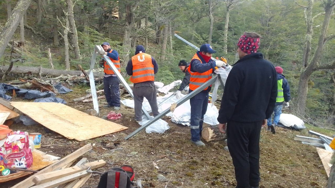 La Municipalidad de Ushuaia desarmó más de 10 construcciones irregulares en el acceso al dos banderas 