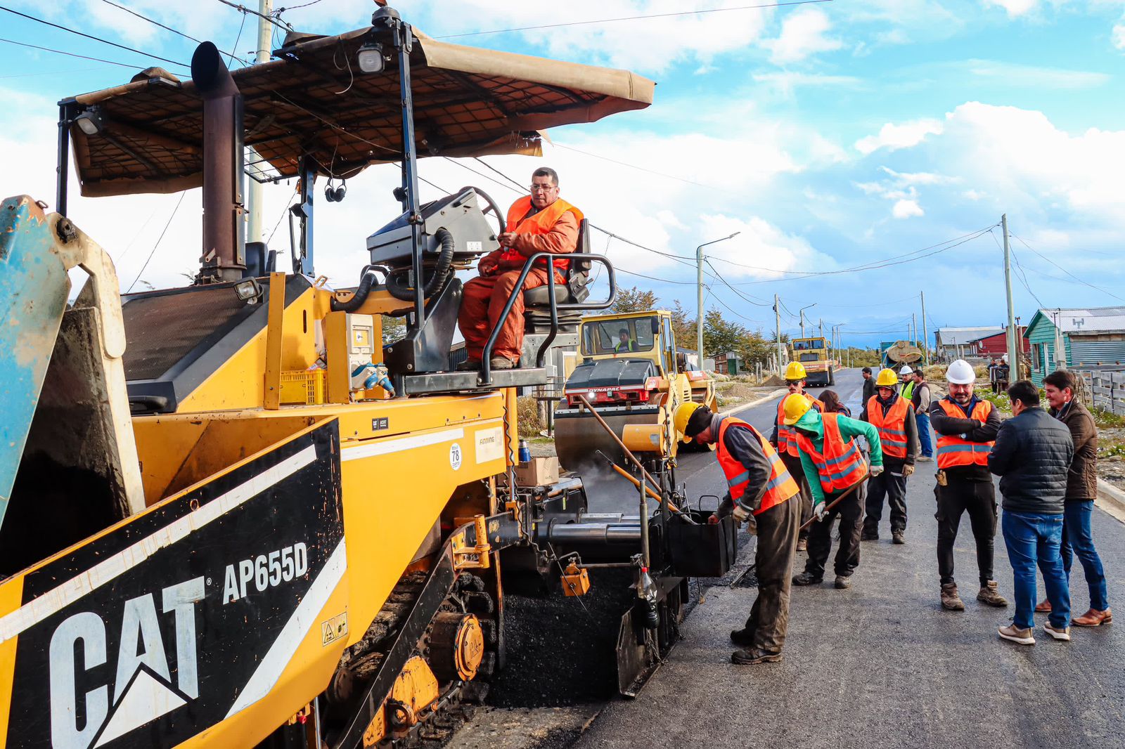 Melella recorrió junto Harrington la obra de asfalto del barrio 9 de octubre en Tolhuin