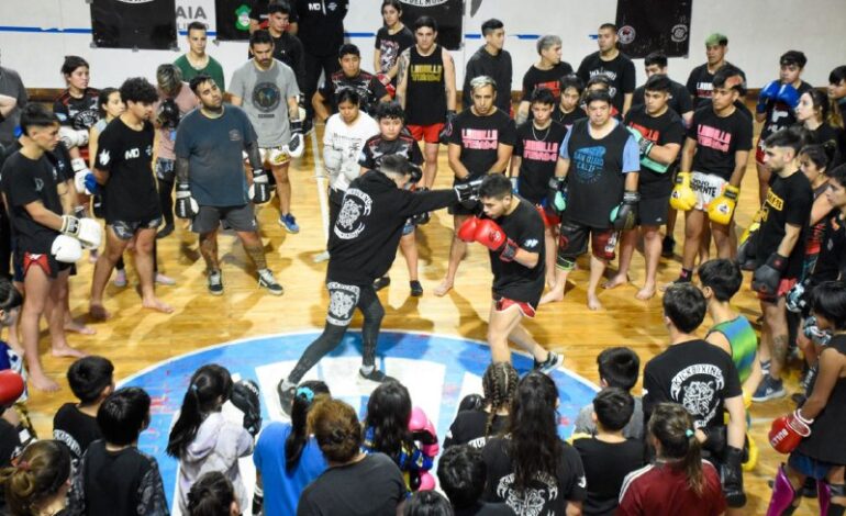 Tomás “Chacal” Aguirre brindó un seminario de kickboxing a cancha llena