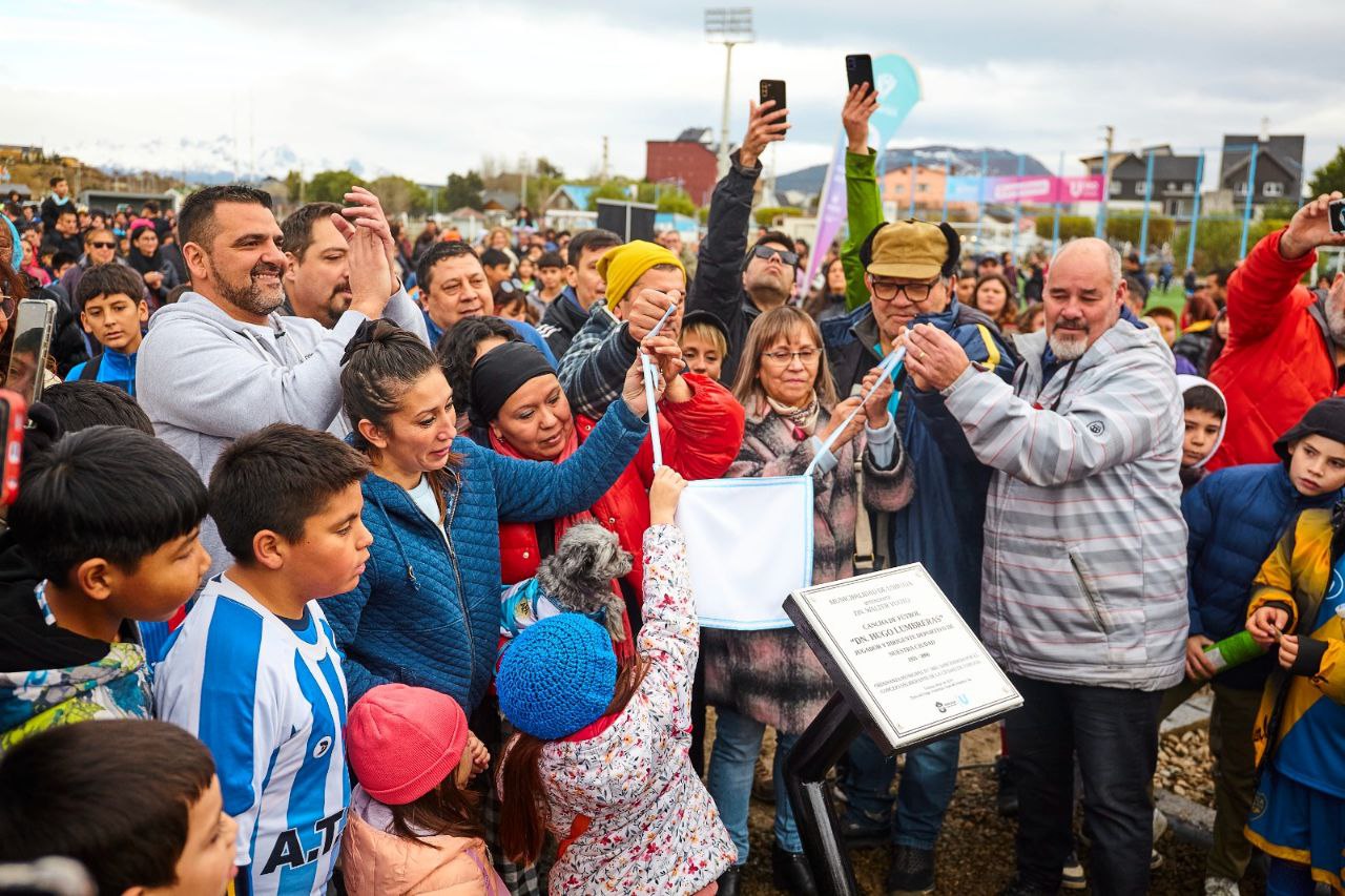 El intendente Vuoto inauguró el nuevo campo de juego del estadio municipal Hugo Lumbreras