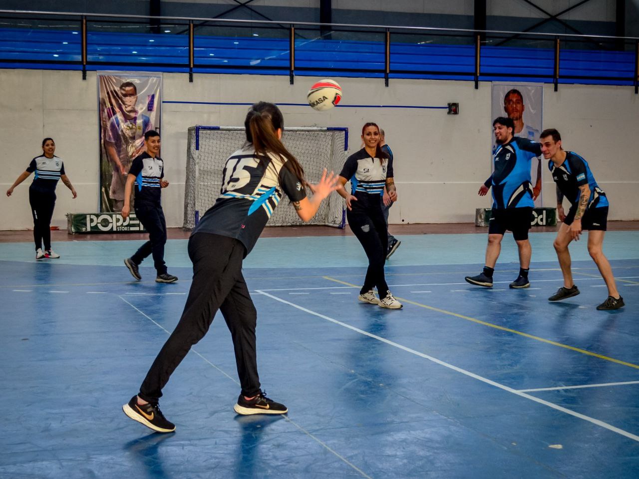 Encuentro de rugby bajo techo