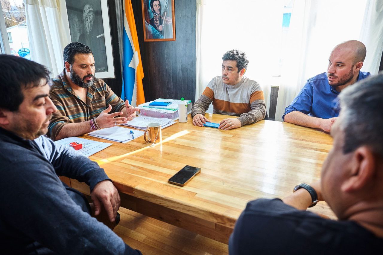 Reunión entre la municipalidad de Ushuaia y la DPOSS para optimizar la distribución de agua