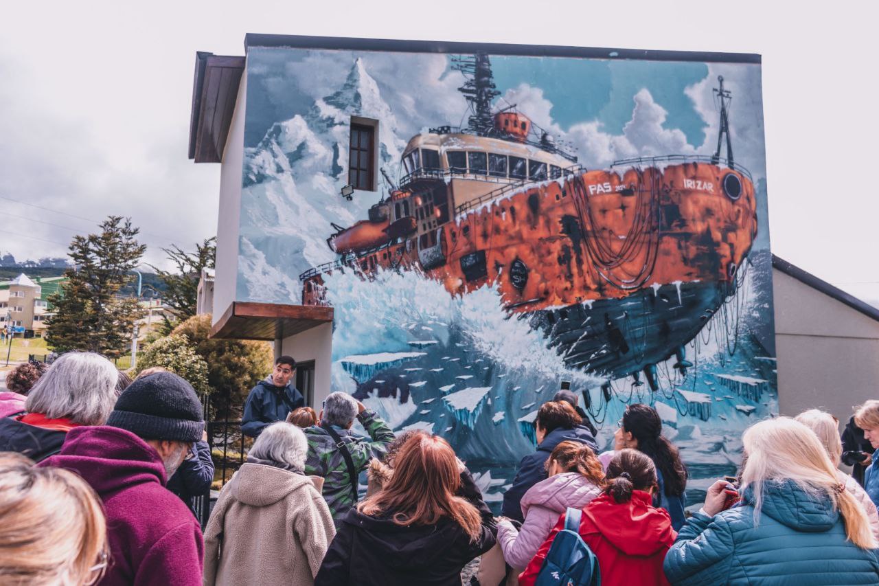 La municipalidad de Ushuaia llevó adelante visitas guiadas al “circuito de murales de Malvinas”