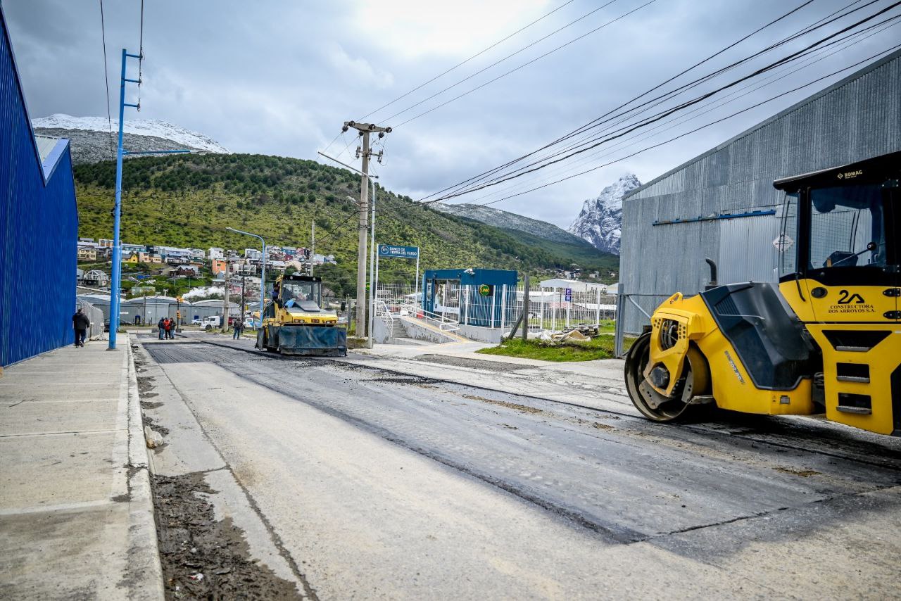 Trabajos de bacheo y repavimentación en calles del Bº Mirador de los Andes