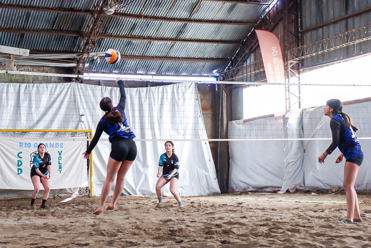 Gobierno convoca a jóvenes a sumarse al torneo mixto de vóley playa