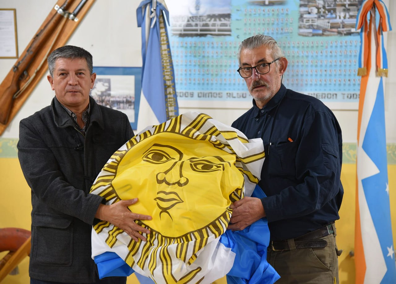 E IPRA entregó al centro de ex combatientes de Malvinas de Ushuaia los pabellones nacionales que flamearán en la plaza islas Malvinas