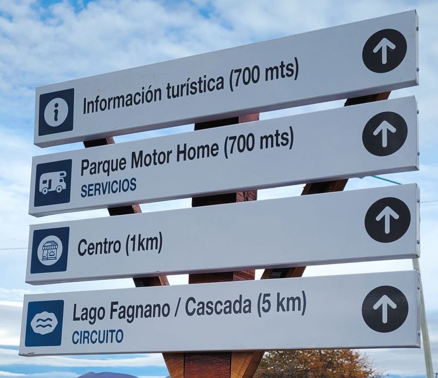Tolhuin mejora la experiencia turística con nueva señalética orientativa