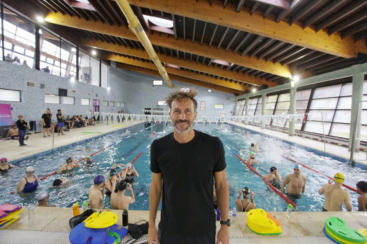 Meolans brindó una clínica de natación y destacó la infraestructura de Ushuaia