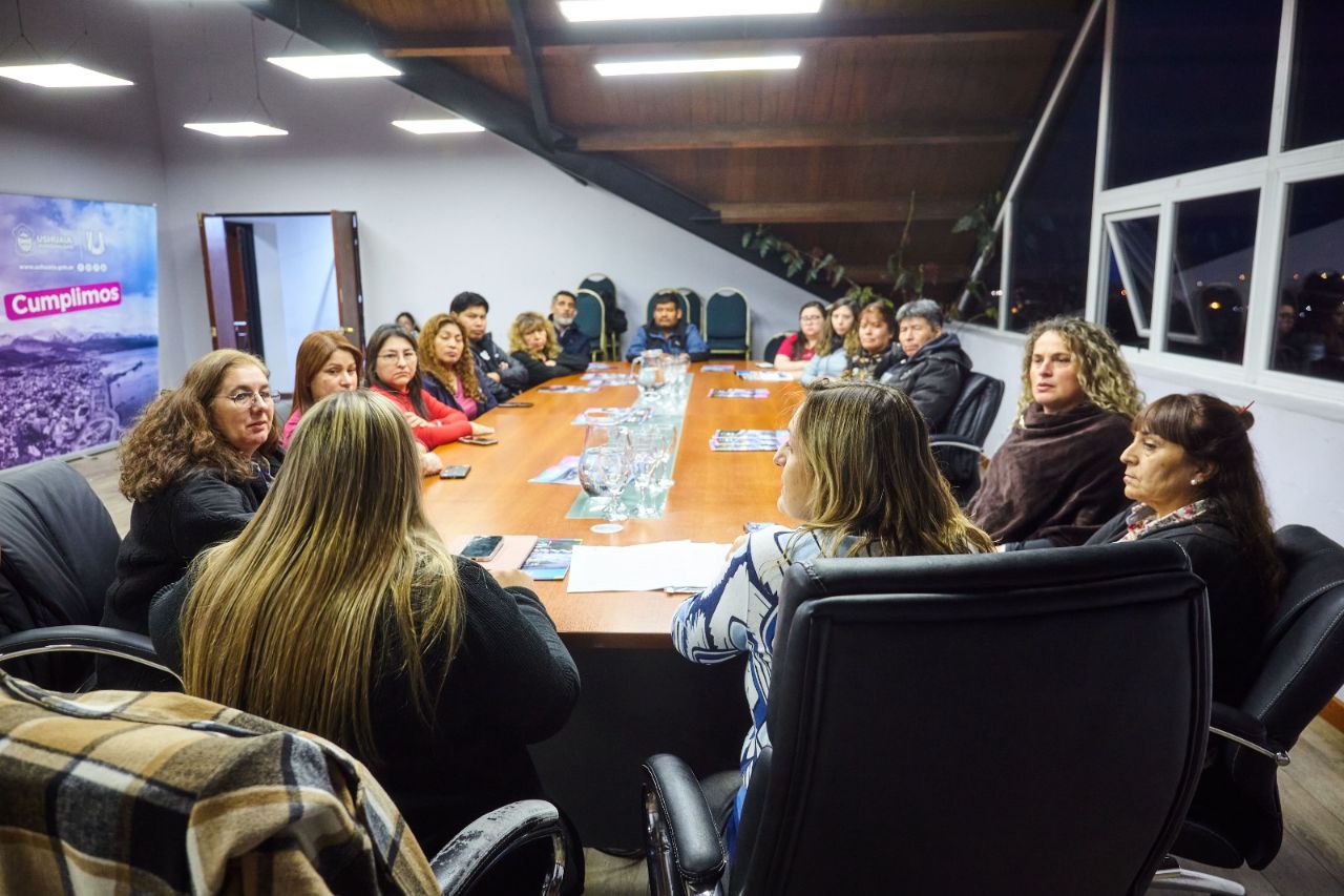 El municipio recibió a familias del grupo “volver a casa” en el marco del programa “Ushuaia estudia”