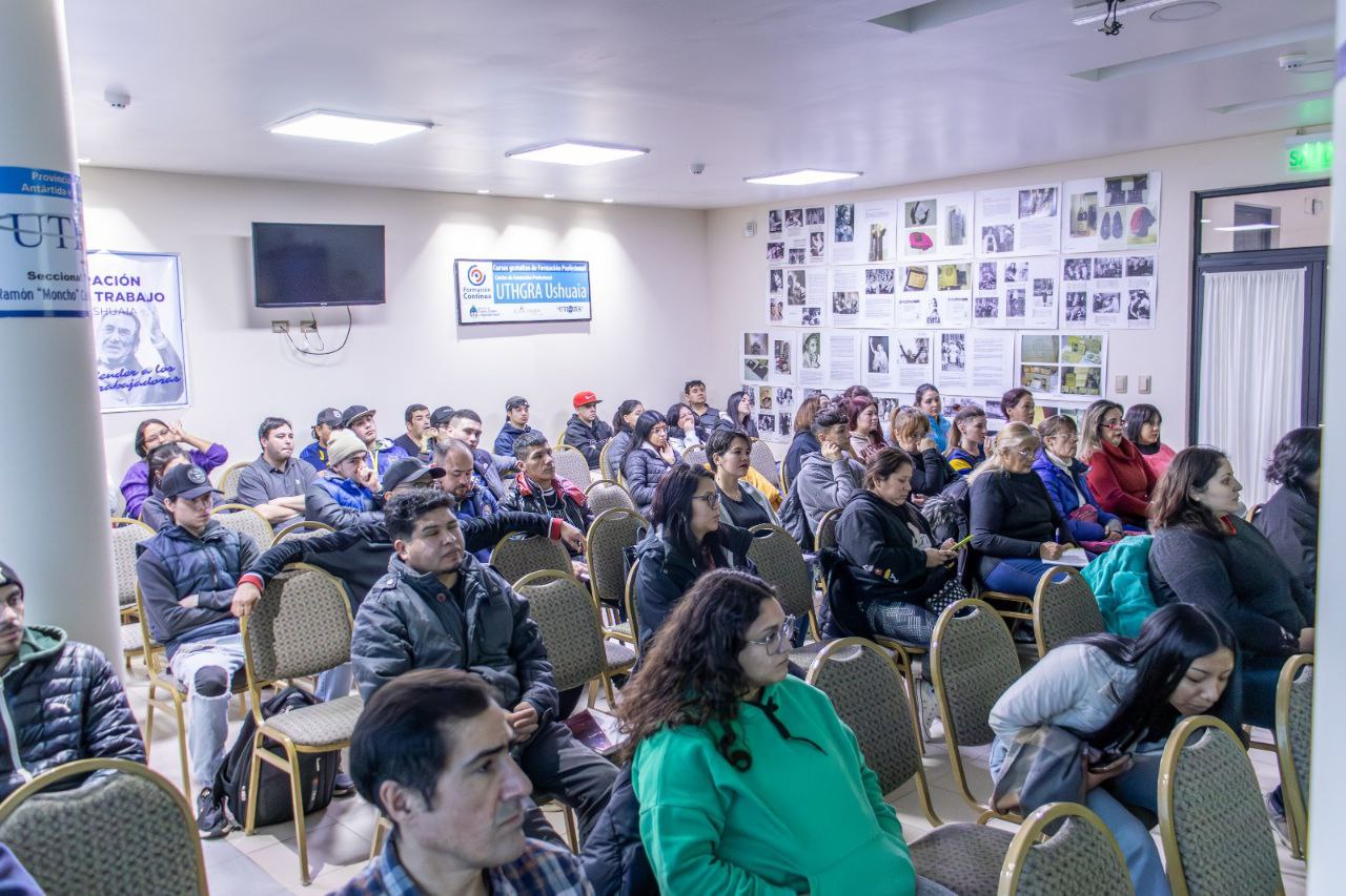 La municipalidad de Ushuaia llevó adelante curso sobre manipulación de alimentos a los afiliados de UTHGRA 
