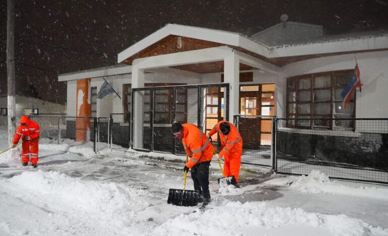 El Municipio de Tolhuin refuerza las tareas de limpieza en las calles