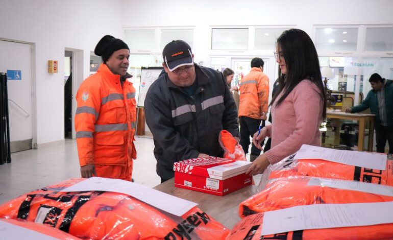 El Municipio de Tolhuin entregó indumentaria de invierno al personal de Servicios Públicos y Limpieza Urbana