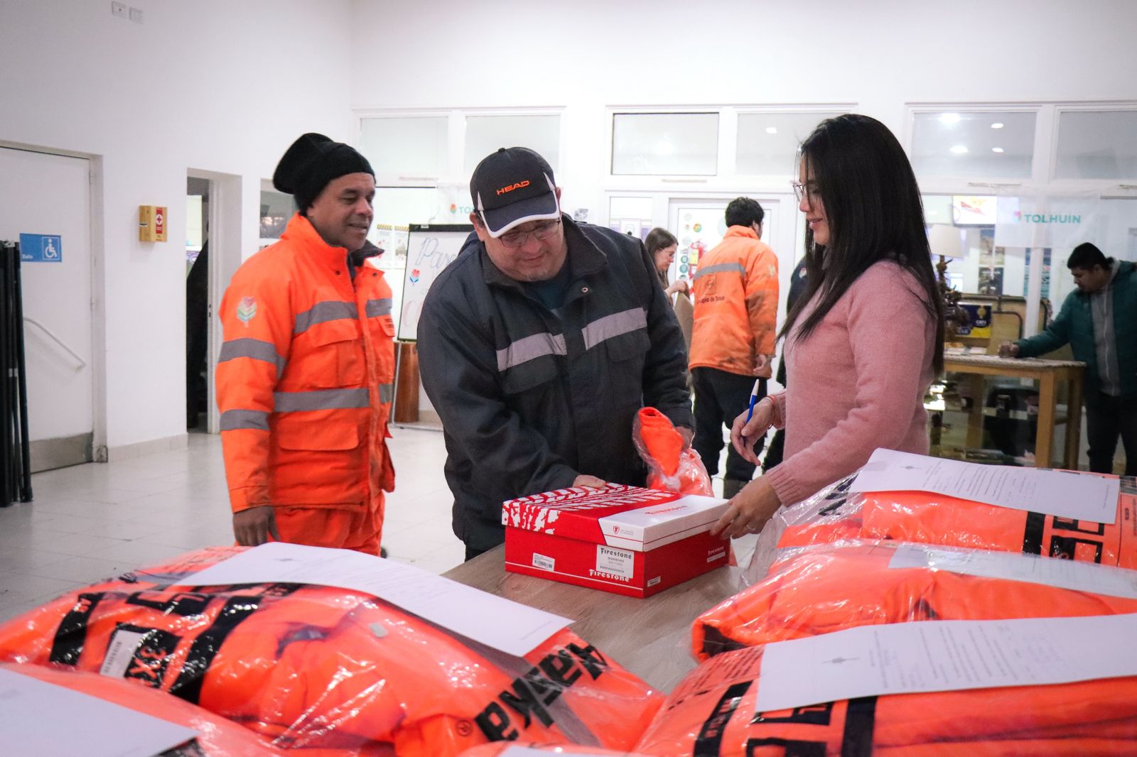 El Municipio de Tolhuin entregó indumentaria de invierno al personal de Servicios Públicos y Limpieza Urbana