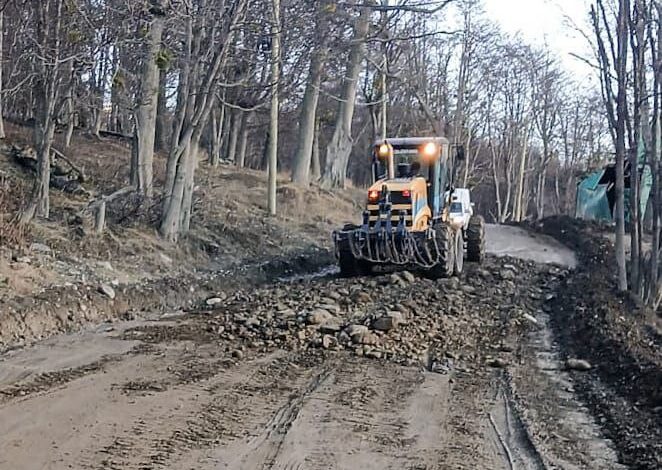 La municipalidad de Ushuaia continúa con tareas de bacheo y mantenimiento de calles de ripio